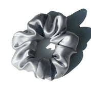 Premium Scrunchie aus Maulbeerseide - Silber - Vivari Livings